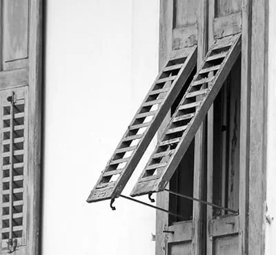 imposte fortemente danneggiate dalle intemperie