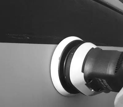 Levigatura di Gelcoat in caso di graffi leggeri, come preparazione alla lucidatura.