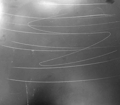 Pulire accuratamente la superficie, prima d’iniziare a levigare e lucidare il Gelcoat