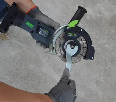 Montaggio del disco diamantato All-D 125 mediante una chiave a due fori