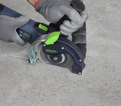 Accostare il sistema AGC DSC 125 sulla screpolatura ed immergerlo lentamente nel materiale.