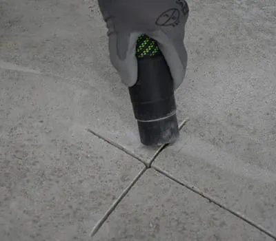 Rimozione di polvere e parti distaccate dalle screpolature con l’unità mobile di aspirazione