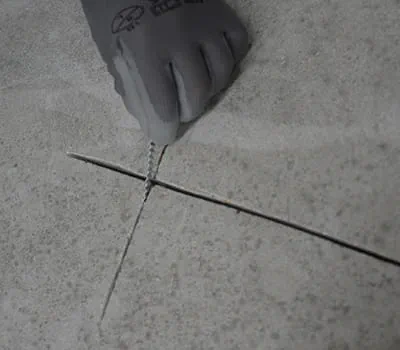 Posa dei giunti nelle fughe trasversali.