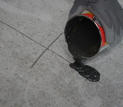 Versamento della resina per screpolature nella fuga