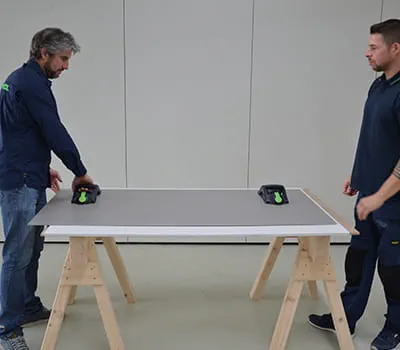 Posare la piastrella di grandi dimensioni su un appoggio adatto