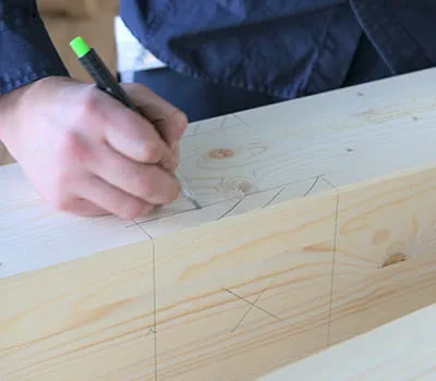 Tracciare le estremità dei montanti.