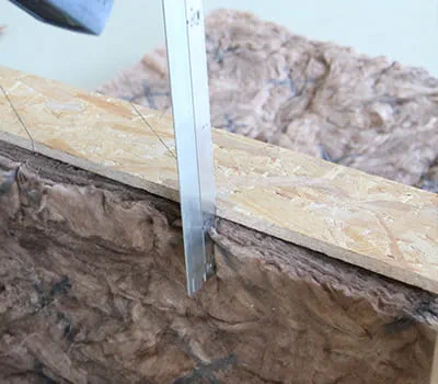 Applicazione delle dime ed incisione dell’isolamento fra i puntoni