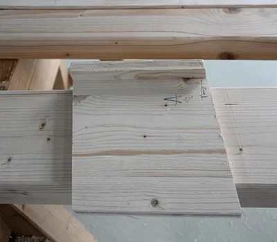 Tracciatura delle travi per la fresatura dell'incastro a coda di rondine