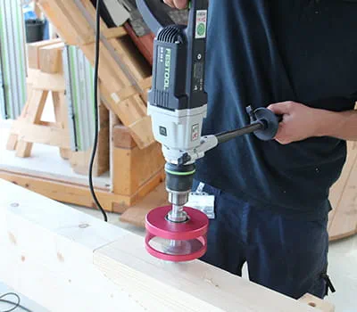 Vengono praticati i fori per le rondelle