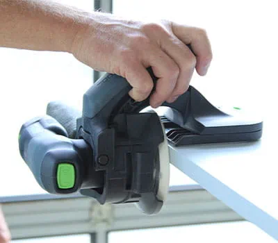 Condurre la levigatrice per bordi lungo un bordo