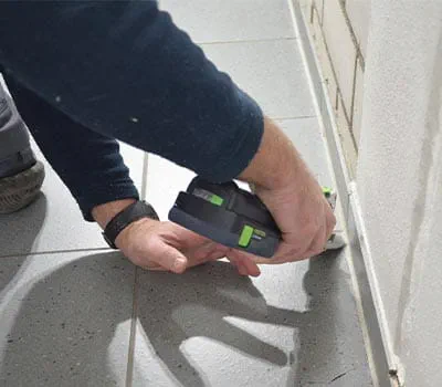 Rimuovere le fughe di silicone