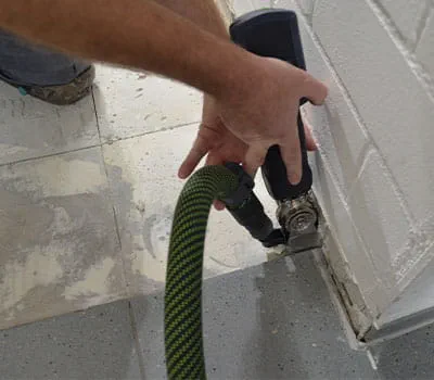 Rimuovere le piastrelle danneggiate