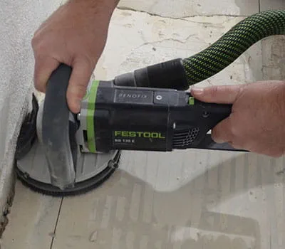 Rimuovere la colla per piastrelle nella zona del bordo