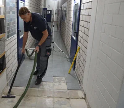 Aspirare la polvere e i pezzi sciolti