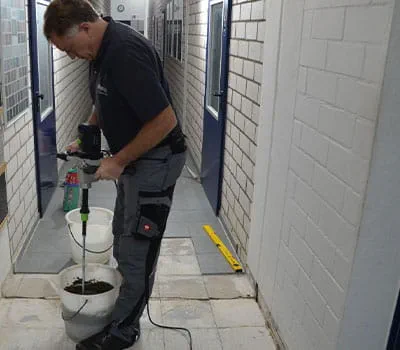 Mescolare la colla per piastrelle con il miscelatore MX 1600