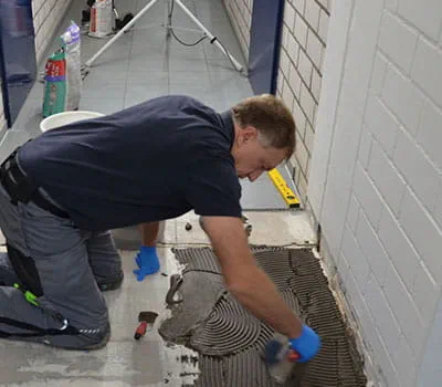 Applicare e stendere l'adesivo per piastrelle