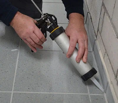  Spruzzare le fughe con silicone