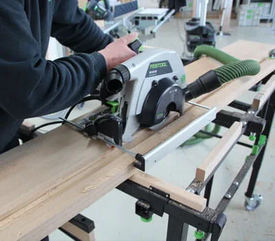 Lavorazione del fianco della scala nella zona del pianerottolo