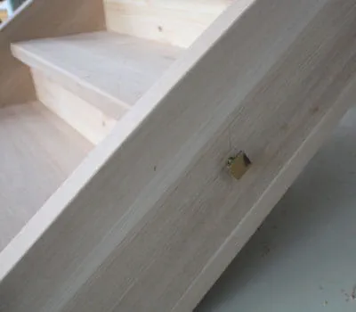 Fissare i bulloni delle scale