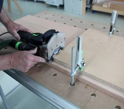 Collegamento del lato centrale con il basamento