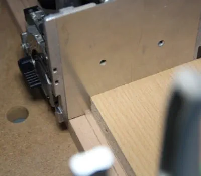 Collegamento del lato centrale con il basamento/coperchio