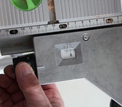 Consiglio: Usare la regolazione fine della battuta parallela per impostare la larghezza della scanalatura