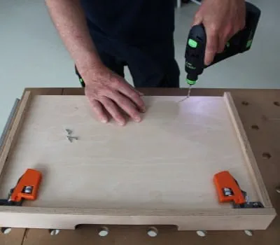 Inserire e fissare la base del cassetto