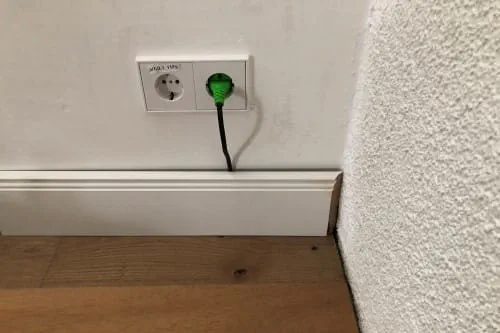 Posare cavi dietro battiscopa/zoccolini con la KAPEX