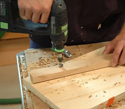 fori di 8 mm oppure bloccare il listello su un pezzo di legno di scarto