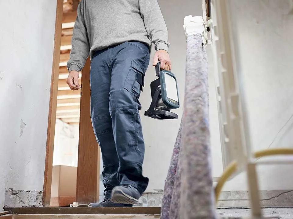 Un artigiano porta con sé un Faro da cantiere