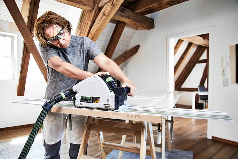 Bodenlegerin Nadja Körbel mit der Festool TSC 55La pavimentatrice Nadja Körbel con la Festool TSC 55