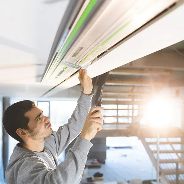 Il decoratore Stelzle controlla che il lavoro di taglio nel soffitto sia stato eseguito correttamente