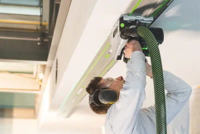 Lavori di taglio sul soffitto con la sega ad affondamento a batteria Festool TSC 55