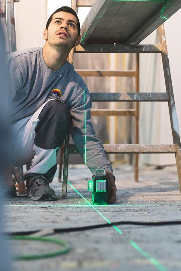 Un laser a linee incrociate garantisce una linea di taglio diritta