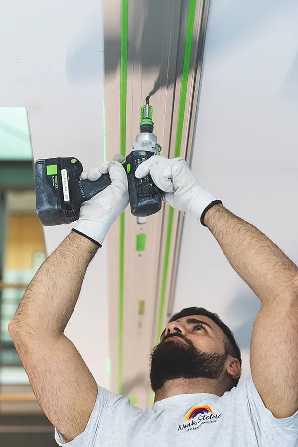 Fissaggio supplementare mediante avvitamento al soffitto