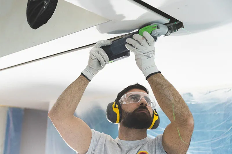 Lavoro di precisione nell'area angolare con l'oscillatore a batteria