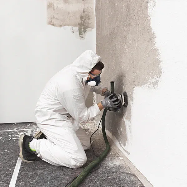 Rimuovere l'intonaco danneggiato e i vecchi rivestimenti con la fresatrice per ristrutturazioni o la levigatrice per risanamenti. 