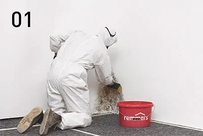 Controllare prima il substrato, coprire i pavimenti e gli arredi, quindi rivestire le superfici colpite dalla muffa con il legante per spore Remmers.