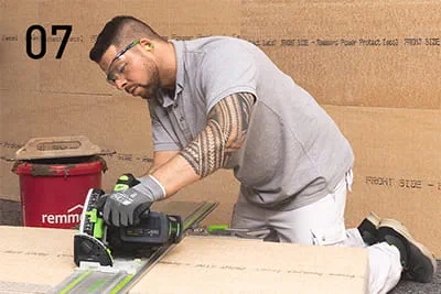 Tagliare a misura i pannelli di collegamento alla parete con il TSC 55 e i binari di guida Festool. Se necessario, carteggiare i giunti sporgenti con ETS EC 150/5.