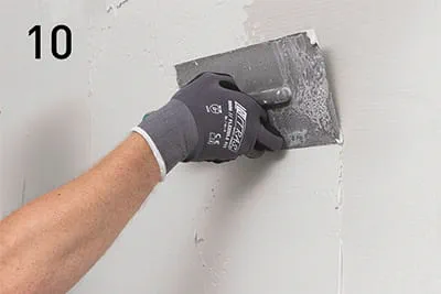 Miscelare e riempire con intonaco di finitura QI Fill. Una volta indurito, l'intonaco è aperto alla diffusione del vapore e resistente all'acqua.