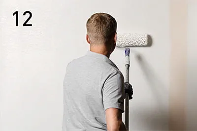 Infine, applicare una mano di fondo alla parete e utilizzare una pittura ai silicati con protezione naturale contro la muffa.