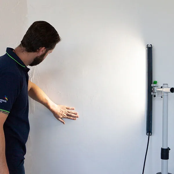 Controllo della superficie con la luce di controllo STL 450 Festool