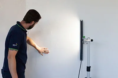 Controllo della superficie con la luce di controllo STL 450 Festool