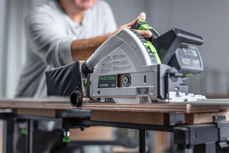 La sega ad affondamento TSC 55 K di Festool con la nuova lama al lavoro