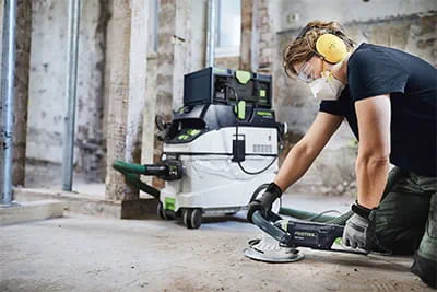 Nadja Körbel - posatrice di pavimenti e istruttrice Festool dà consigli pratici per la preparazione dei pavimenti: rimozione rapida di calcestruzzo, massetto e rivestimenti su sottofondi duri con la smerigliatrice da ristrutturazione RENOFIX RG 130.