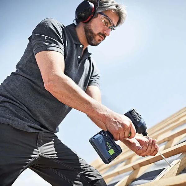 L'avvitatore a impulsi a batteria TID 18 Festool in uso in cantiere