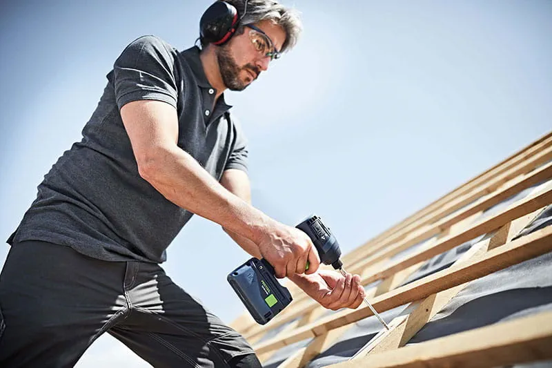 L'avvitatore a impulsi a batteria TID 18 Festool in uso in cantiere
