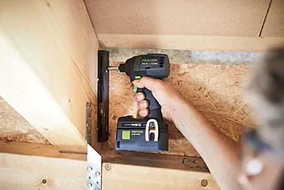 L'avvitatore a impulsi a batteria TID 18 Festool in uso in cantiere