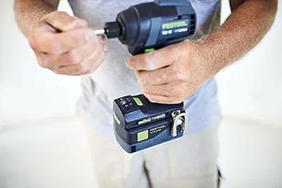 L'avvitatore a impulsi a batteria TID 18 Festool in uso in cantiere