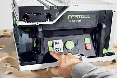L'altezza e l'angolo vengono impostati con assoluta precisione tramite un display centrale di facile lettura.